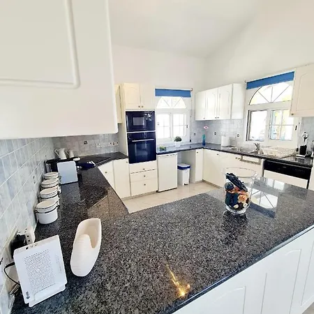 Elysium, 3 Bedrooms, Pool, Sea View & Wifi Тала