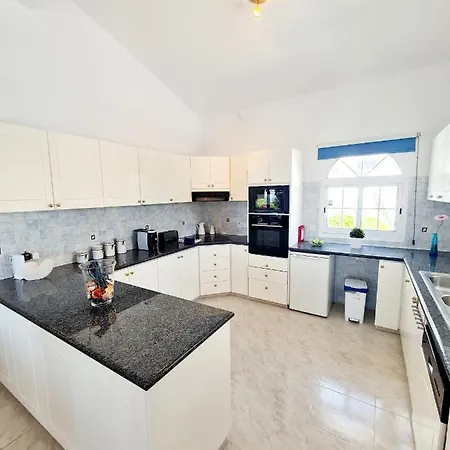 Elysium, 3 Bedrooms, Pool, Sea View & Wifi Villa *