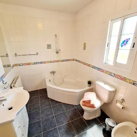 Villa Elysium, 3 Bedrooms, Pool, Sea View & Wifi *