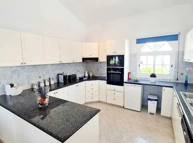 Elysium, 3 Bedrooms, Pool, Sea View & Wifi Villa *