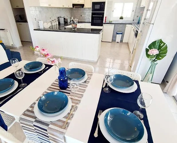 Elysium, 3 Bedrooms, Pool, Sea View & Wifi ヴィラ