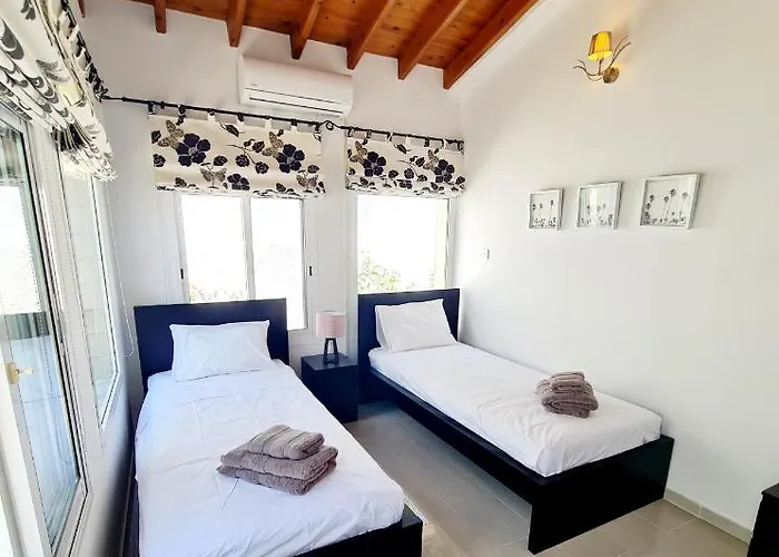 Elysium, 3 Bedrooms, Pool, Sea View & Wifi ヴィラ